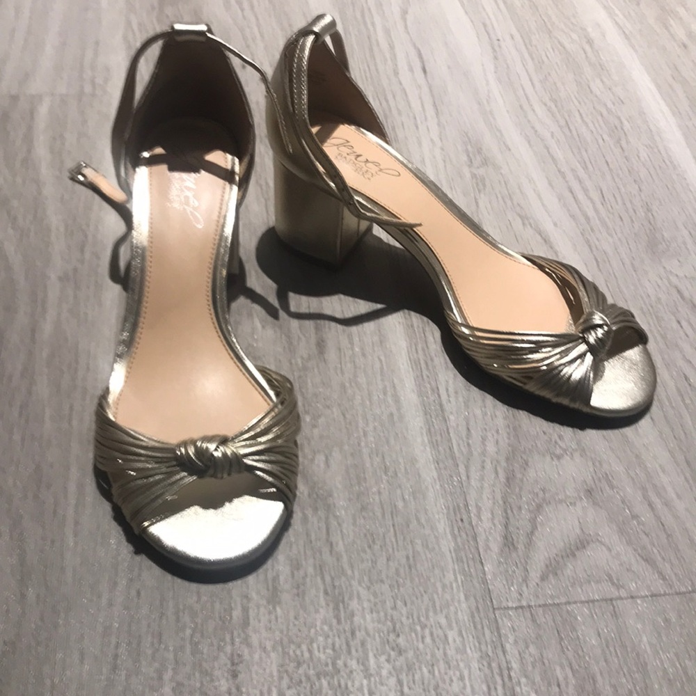 Gold block heel sandals ✨ never worn! size 7